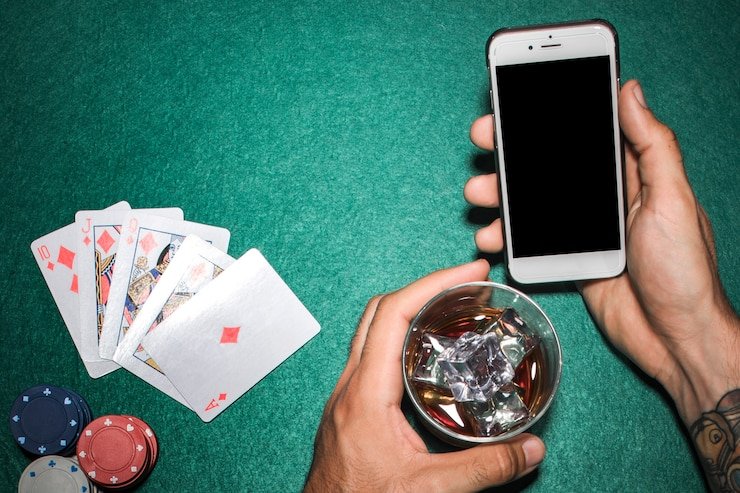 Dealer live casino membagikan kartu di meja permainan bergaya kasino nyata